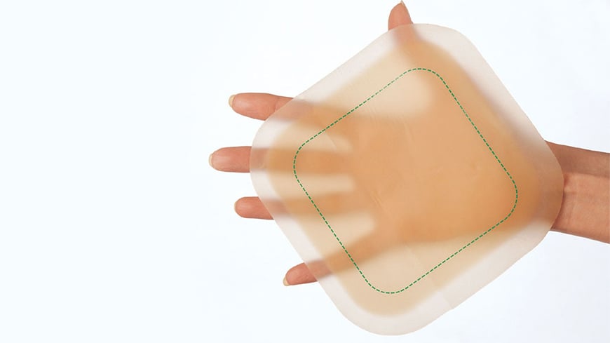 een hand die een wondverband vasthoudt