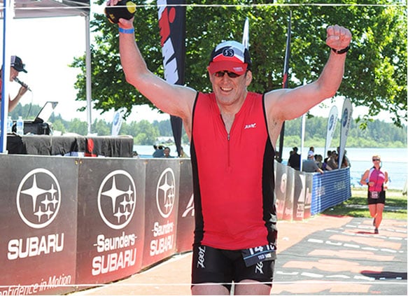 En mann som holder armene i været