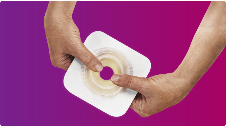 kädet, jotka pitelevät Convatec Mouldable Technology -pohjalevyä