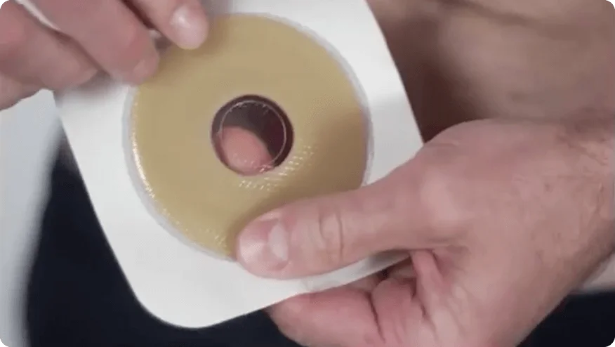 elinde bardak tutan bir kişi