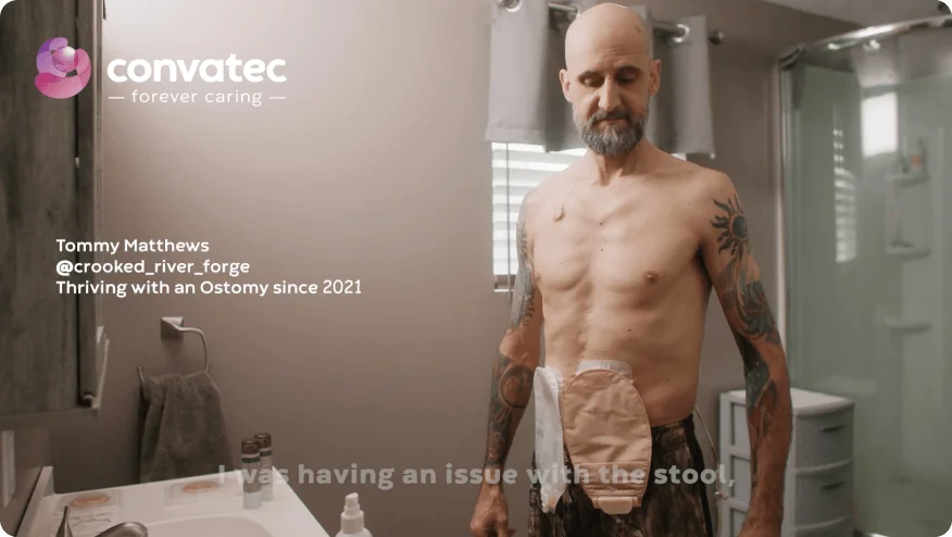 banyoda dövmeli bir adam