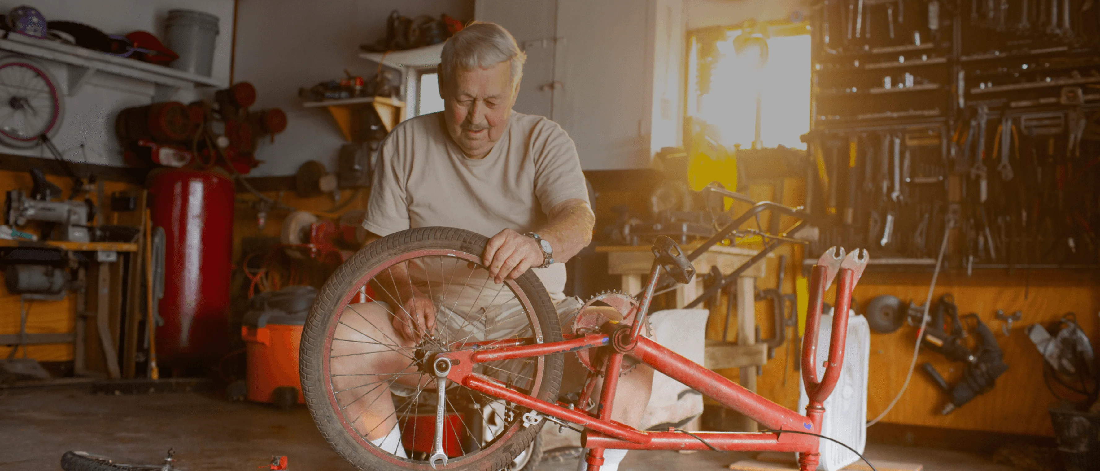 polkupyörällä työskentelevä henkilö