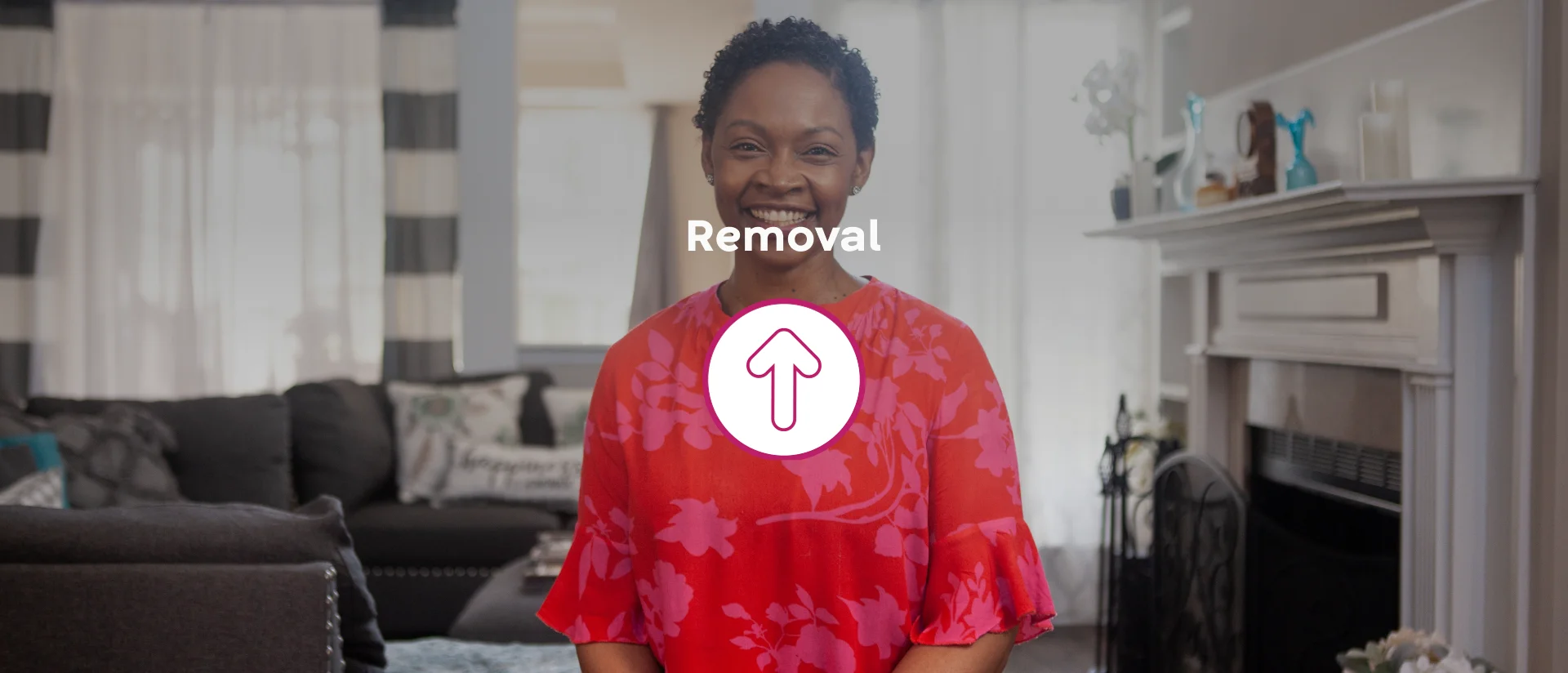 Femme souriante qui encourage le retrait facile et sans piqûres du système de poching.