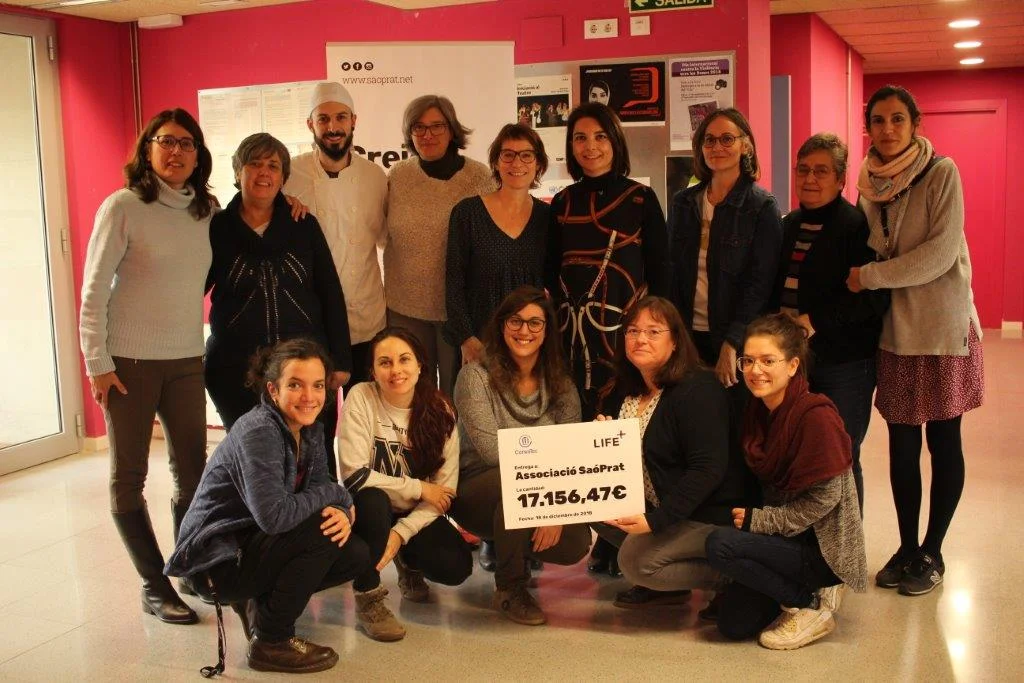 Un grupo de personas posando para una foto