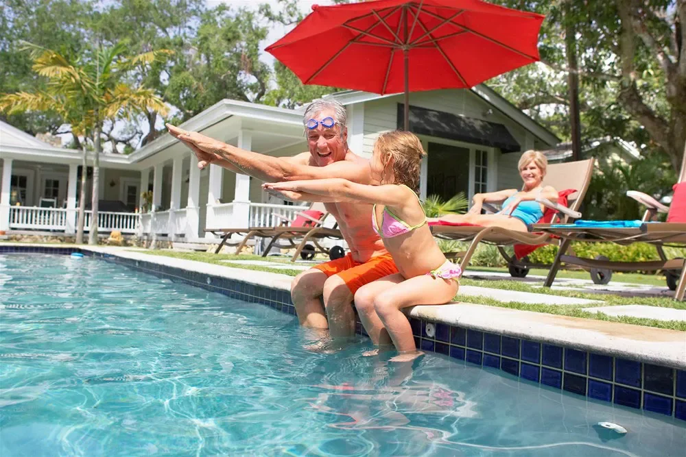 プールにいる人と子供