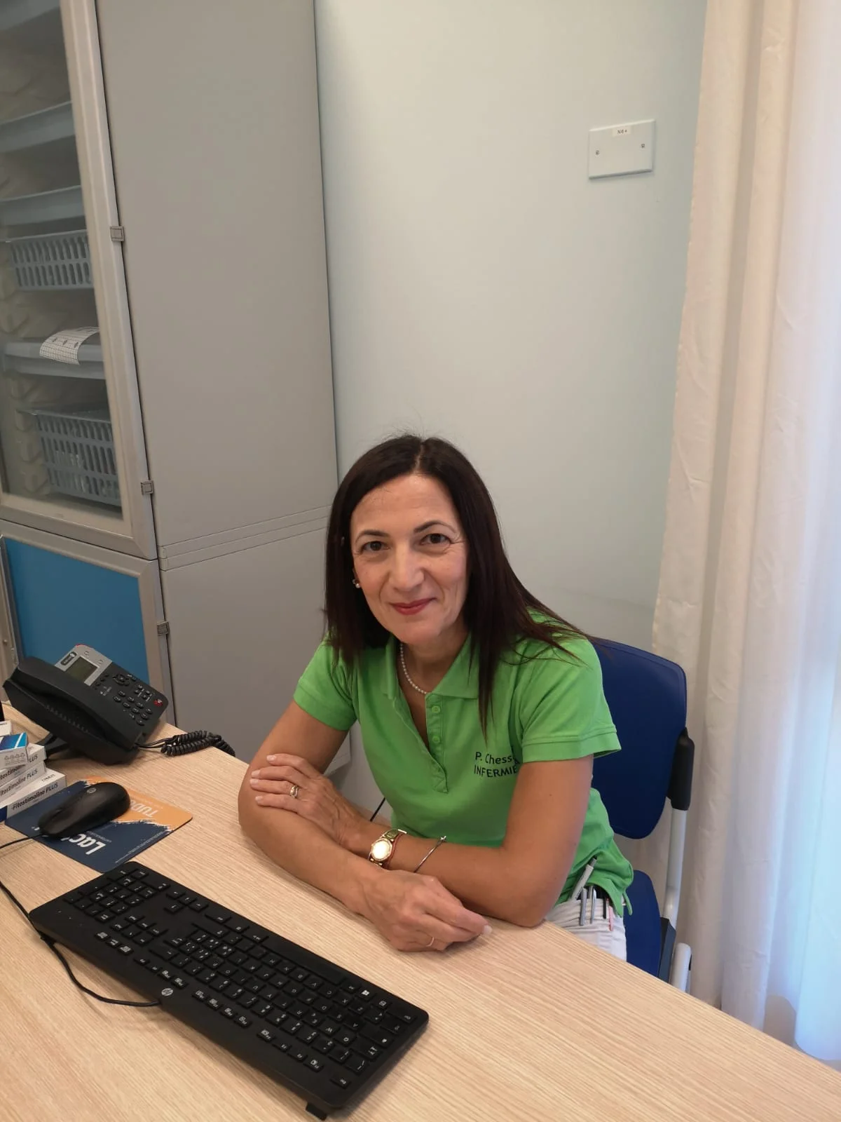 una donna seduta a una scrivania