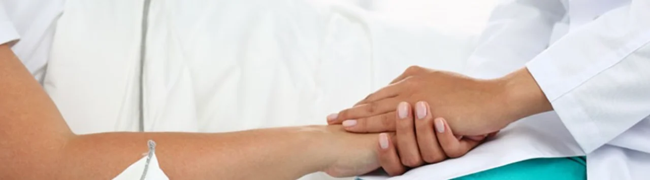 Un primo piano di persone che si stringono la mano