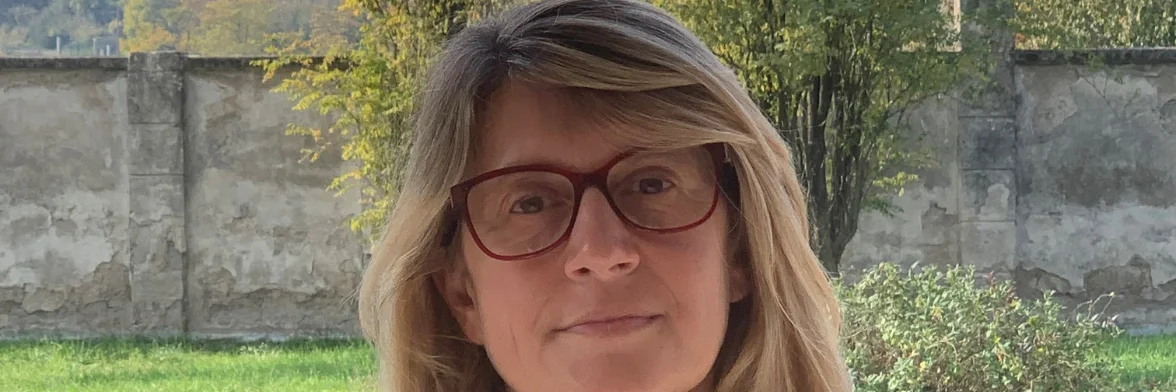 Una donna che porta gli occhiali