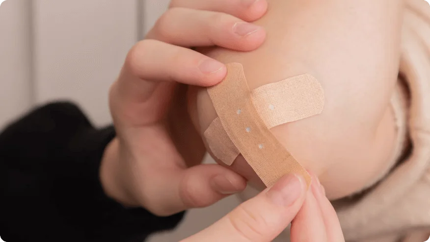 tahta bir blok tutan bir kişi