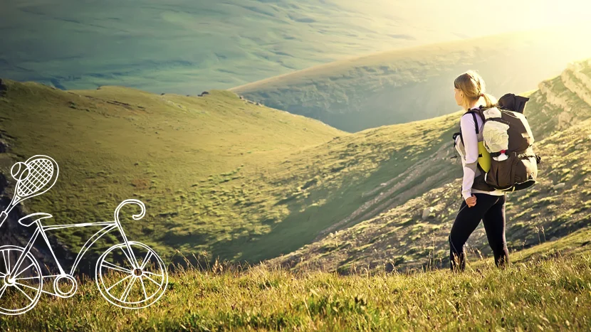 Μια γυναίκα περπατά σε ένα λόφο