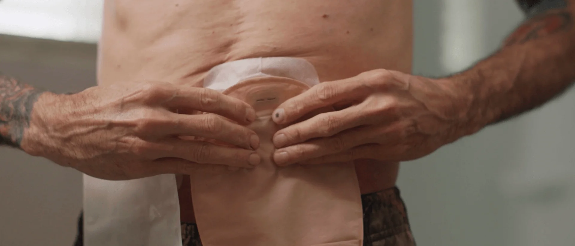 Bir fincan tutan ellerin yakın çekimi