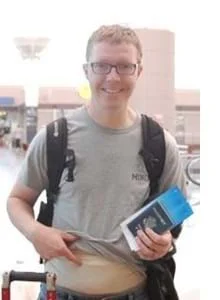 Obrázok muža žijúceho so stómiou