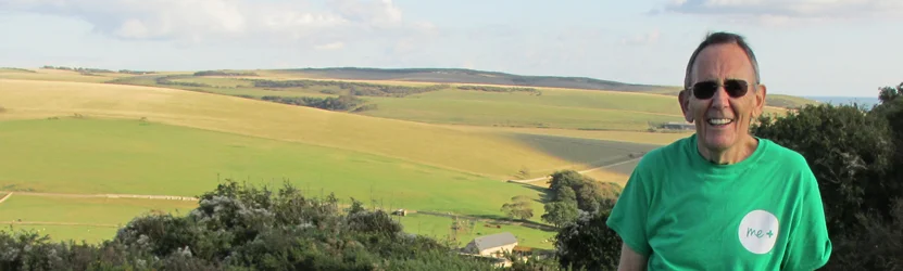 Een man die zonnebril draagt