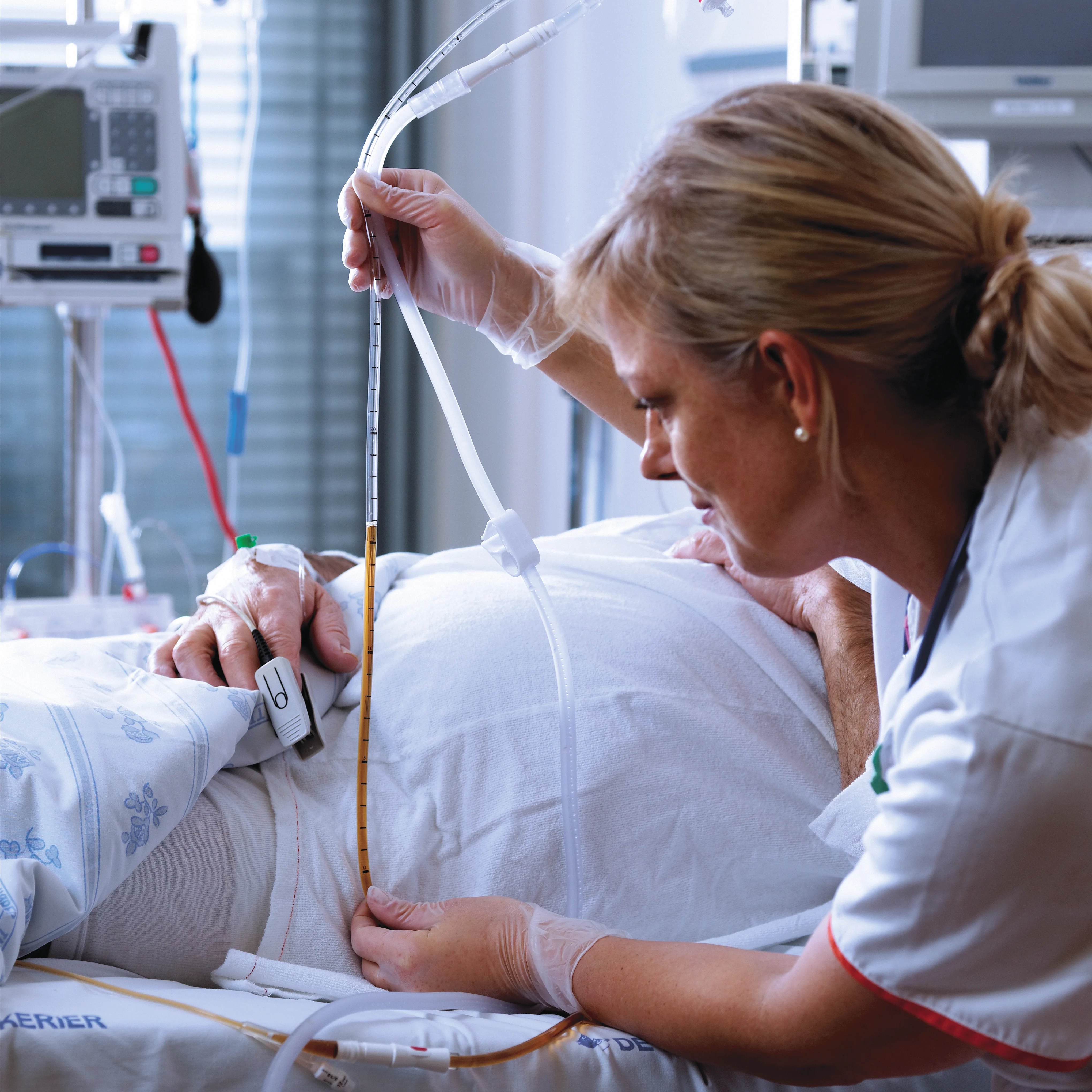 un medico che esamina un paziente