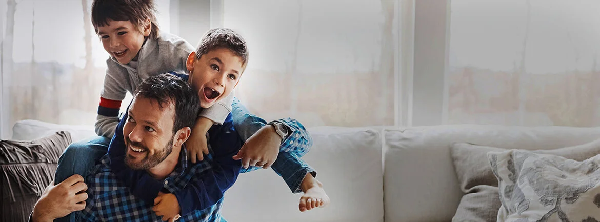 mies, jolla on kaksi lasta