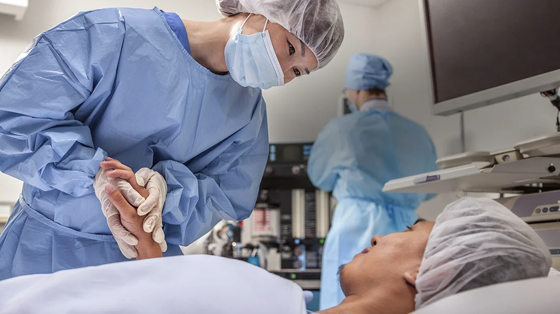 Un grupo de cirujanos que realizan cirugías