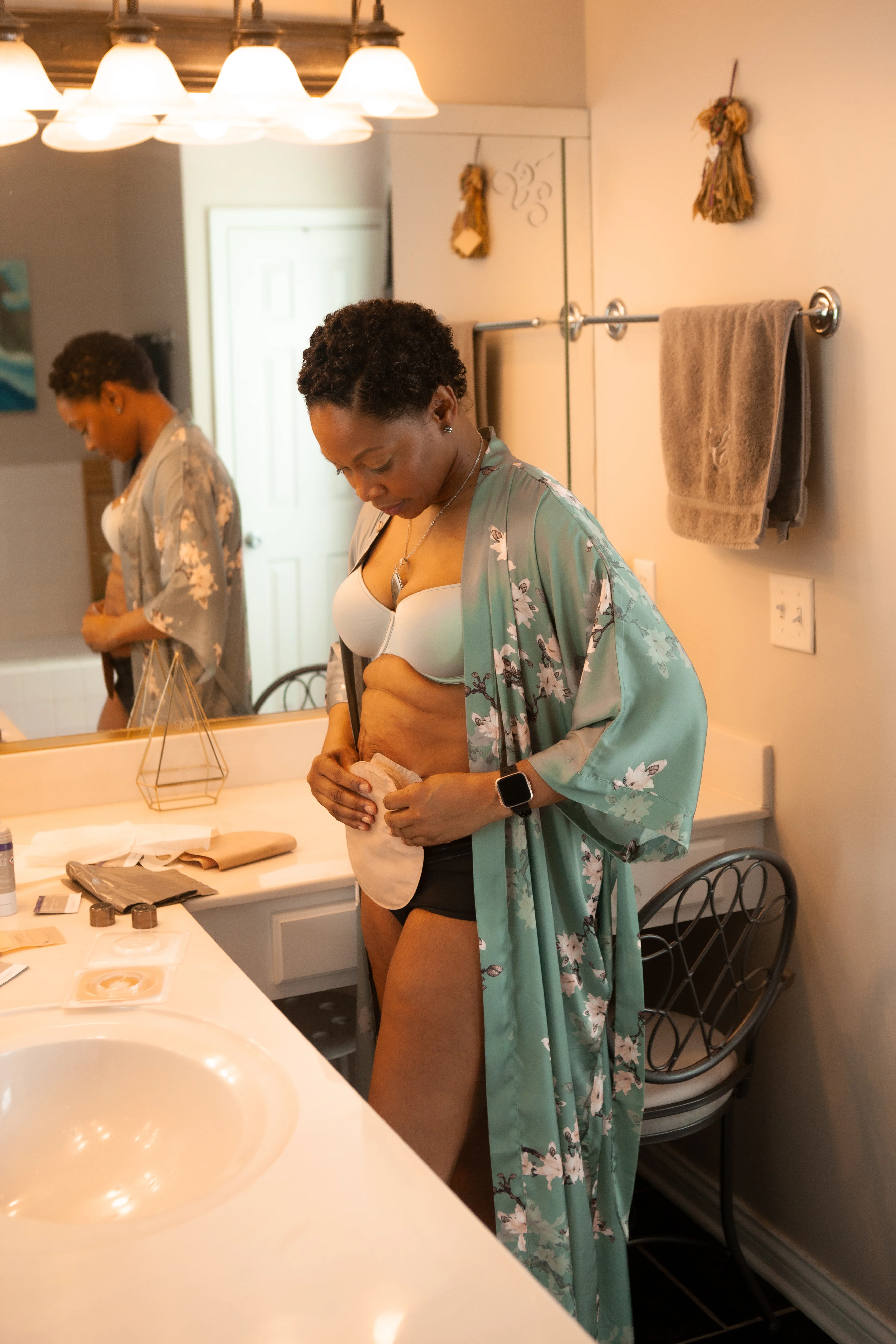 una persona con un vestido en un baño