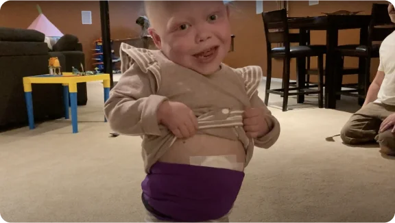 dieťa držiace hračkársky meč