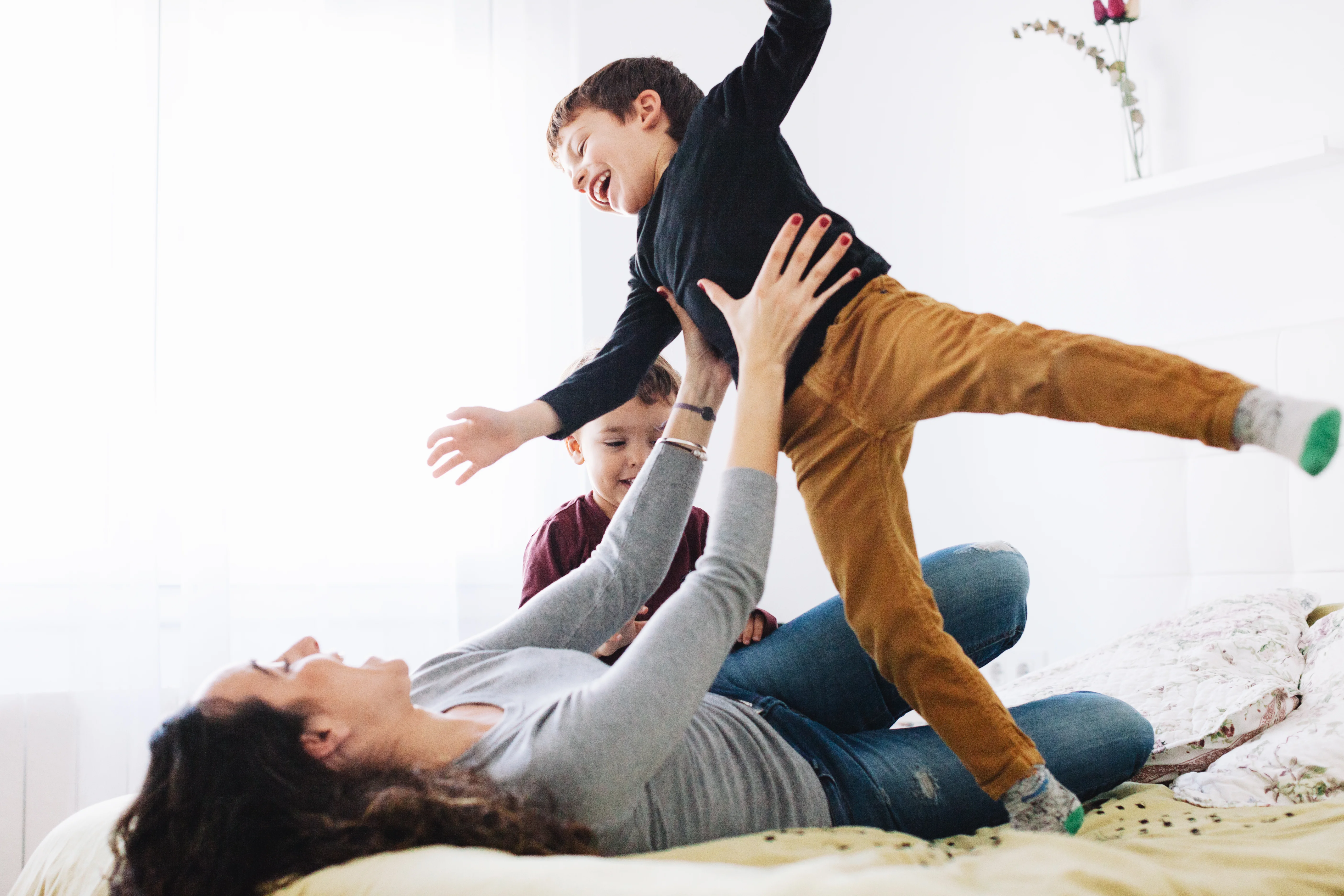 En kvinne holder et barn i armene sine