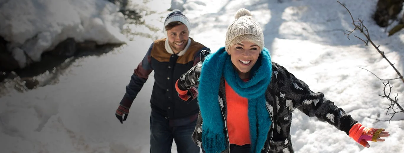 um par de pessoas na neve