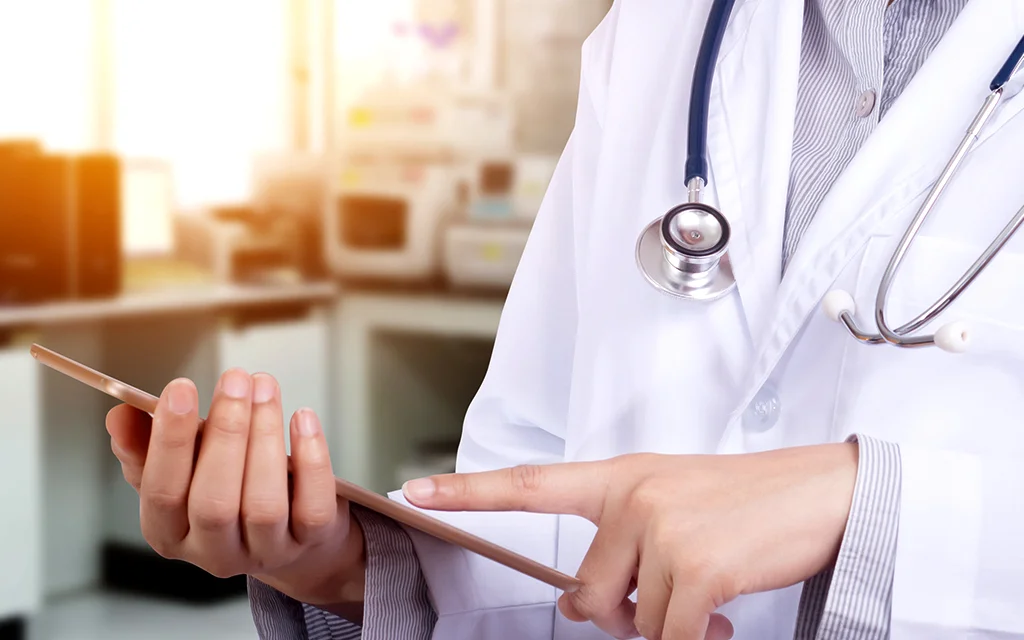 en läkare som håller en patient i handen